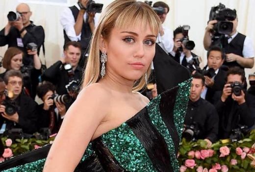 Wow! Ada Foto Topless Miley Cyrus di Jaket Hoodie Marc Jacobs - GenPI.co