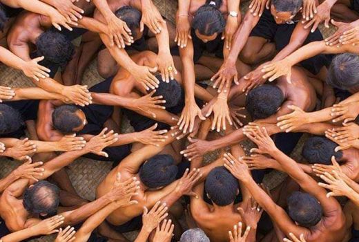 Bukti Gak Mudah Belajar Tari Kecak, Bule-Bule Sampai Kelelahan - GenPI.co