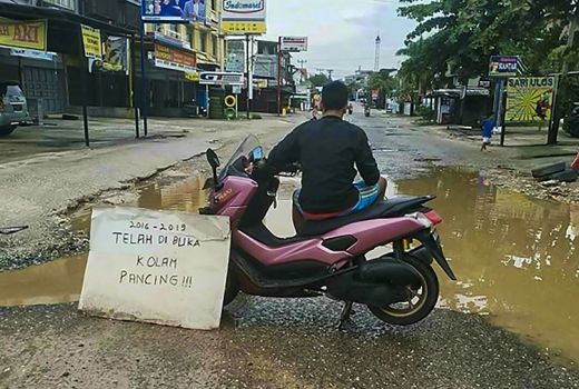 Viral, Meme Jalan Rusak di Pekanbaru, Dinas PUPR Bertindak - GenPI.co