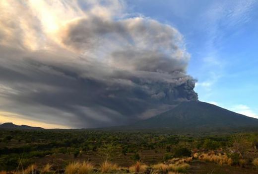 Gunung Agung Kembali Erupsi - GenPI.co