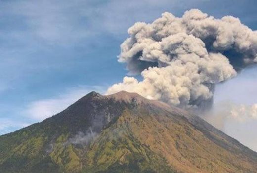Gunung Agung Erupsi, Aktivitas Penerbangan Tetap Lancar - GenPI.co
