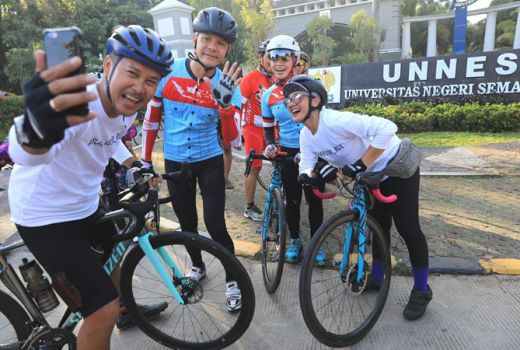 Banyak Tanjakan, Nirina Zubir Kewalahan Gowes Bareng Ganjar - GenPI.co