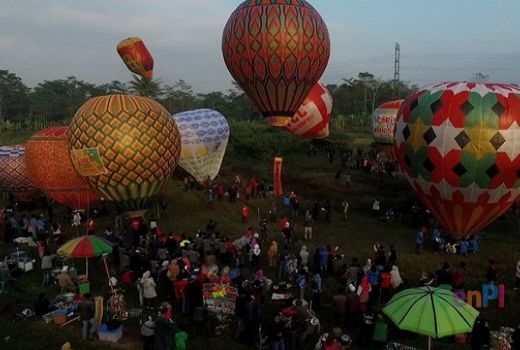 Membahayakan Penerbangan Pesawat, Polisi Amankan 59 Balon Udara - GenPI.co