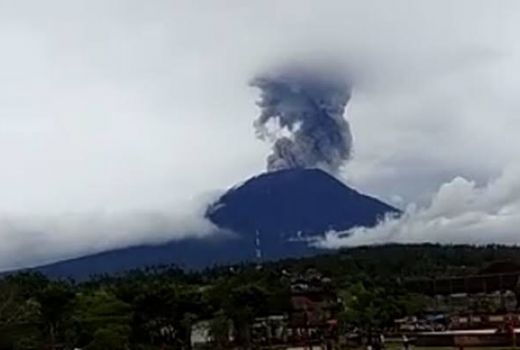 Siaga III, Gunung Agung Keluarkan Lava Pijar - GenPI.co
