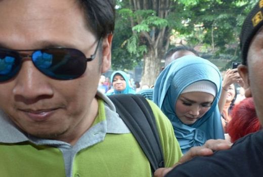 Bawa 2 Anak, Mulan Jameela Besuk Ahmad Dhani di Rutan Cipinang - GenPI.co