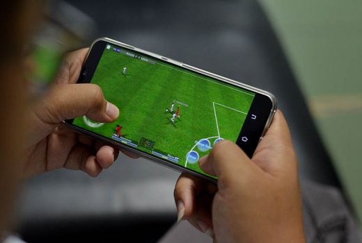 Video Bapak-Bapak 'Kesurupan' Sebab Dilarang Istri Main Game - GenPI.co