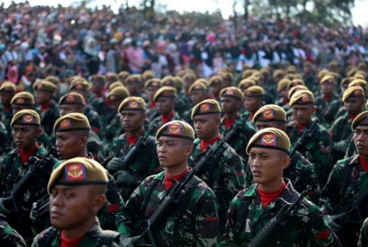 TNI Salat di Pinggir Jalan Kala Bertugas Bikin Haru Netizen - GenPI.co