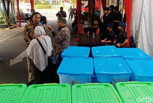 Ada 3 Truk Dokumen Barang Bukti Tim Prabowo-Sandi, Apa Isinya? - GenPI.co