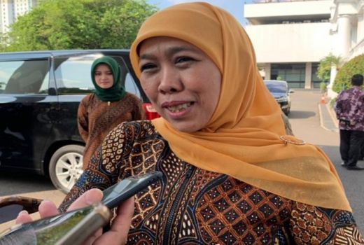 Jalan Sekitar Istana Ditutup, Khofifah Jalan Kaki Temui Presiden - GenPI.co