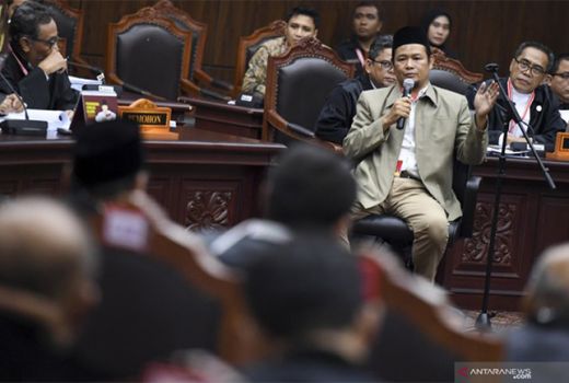 20 Jam Berlangsung, Sidang MK Ditutup Saat Azan Subuh - GenPI.co