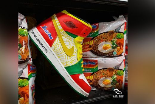 Viral! Sneaker Berdesain Indomie Goreng Curi Perhatian Warganet - GenPI.co