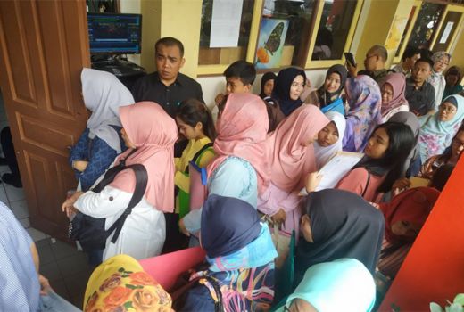 PPDB Online: Antre Sejak Dini Hari Demi Daftarkan Anak Sekolah - GenPI.co