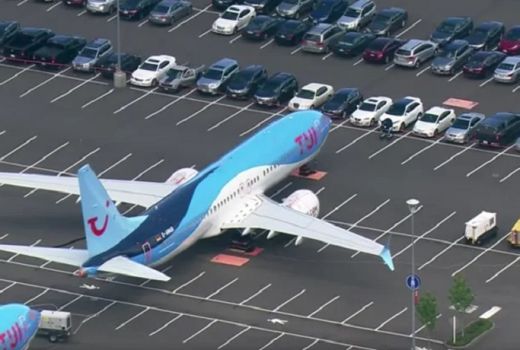 Melihat Pesawat Boeing 737 MAX Berada Diparkiran Mobil - GenPI.co