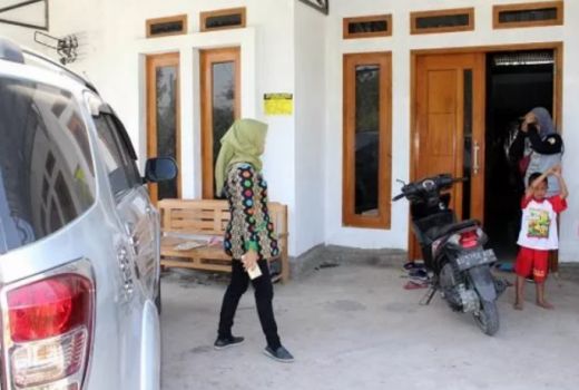 Ada Stiker Keluarga Miskin di Rumah Warga Bermobil di Sragen - GenPI.co