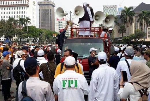 Dapat Salam dari Habib Rizieq, Massa Kawal MK Teriak Takbir - GenPI.co
