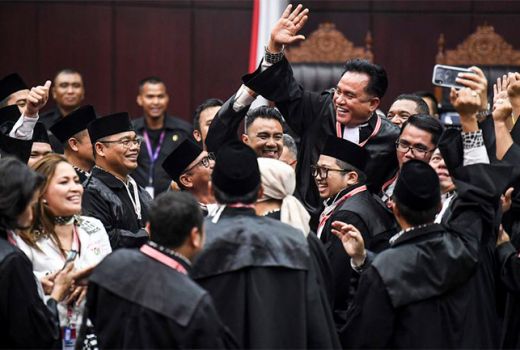 Usai Putusan Hakim MK, Mereka Tersenyum dan Berpelukan - GenPI.co