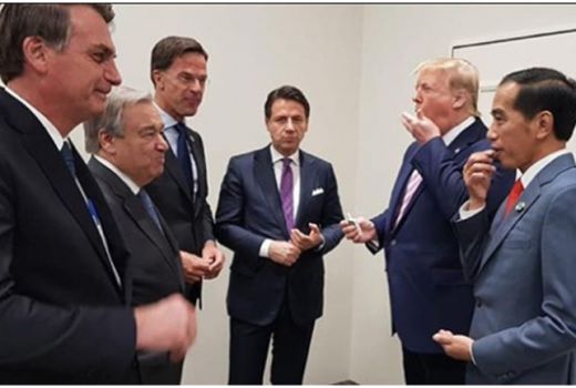 Momen Berbagi Permen dari Trump untuk Jokowi dan Presiden Lainnya - GenPI.co
