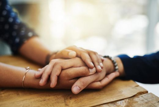Pegangan Tangan Pacar Terbukti Bikin Jantung Sehat - GenPI.co