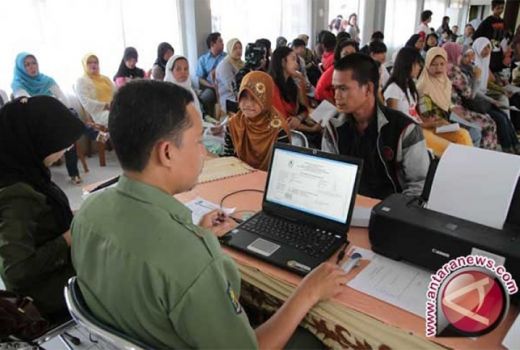 Polemik PPDB: Ratusan Orang Tua Datangi Disdik Hingga Malam Hari - GenPI.co