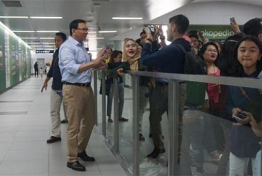 BTP Naik MRT, Penumpang Langsung Heboh - GenPI.co