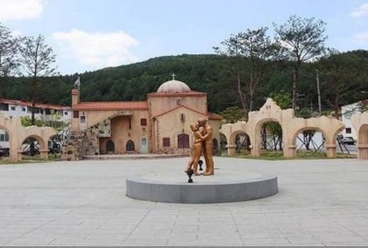 Taman Taebaek Tetap Hadirkan Patung Song Joong Ki & Song Hye Kyo - GenPI.co