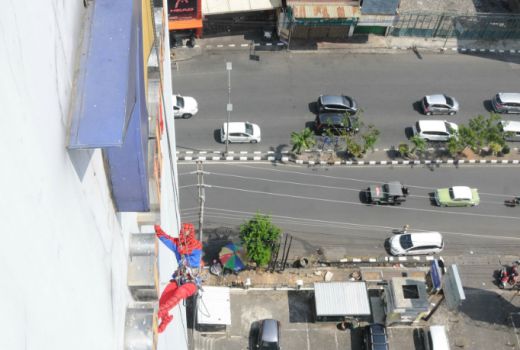 Spiderman Bersih-Bersih Hotel di Semarang, Warga Menganga - GenPI.co