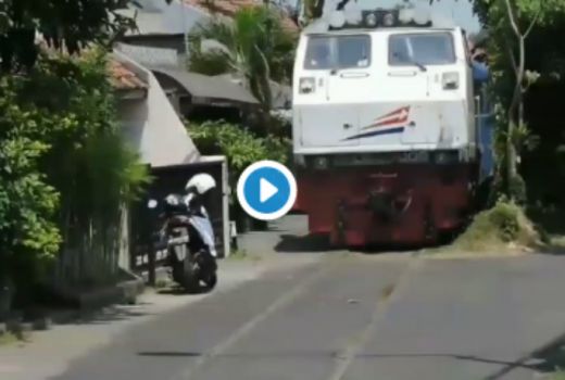 Penampakan Kereta Api Melaju di Jalan Aspal Bikin Netizen Melongo - GenPI.co
