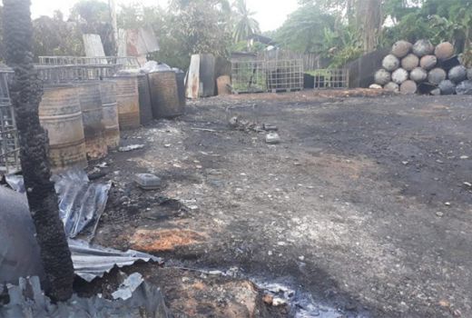 Ribuan Liter Minyak Ilegal dalam Gudang Terbakar di Jambi - GenPI.co