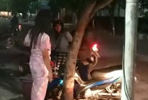 Viral, Diduga 2 Istri Kades Tulungagung Baku Hantam di Muka Umum - GenPI.co