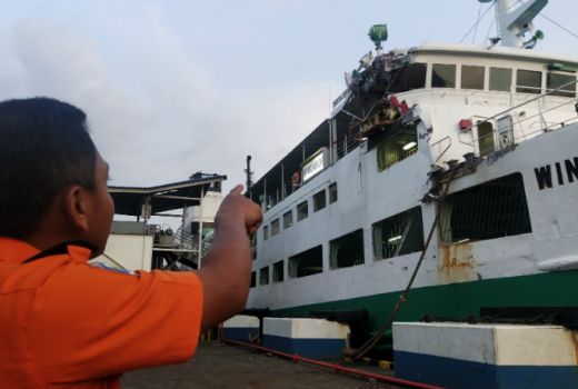 Kapal Berbendera Panama Menabrak Crane di Tanjung Emas Semarang - GenPI.co
