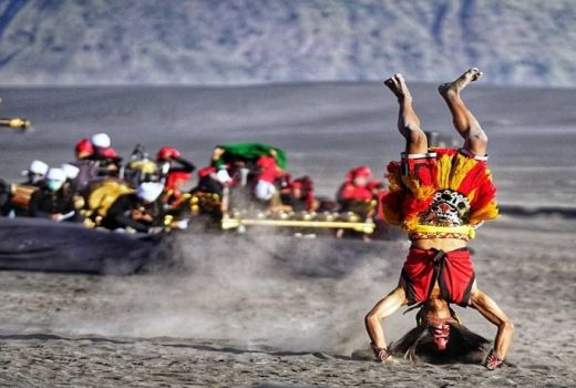 Upacara Adat Suku Tengger di Bromo, Menarik Bagi Wisatawan - GenPI.co