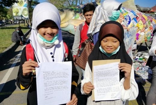 Dua Gadis Cilik Protes Donald Trump Soal Sampah - GenPI.co