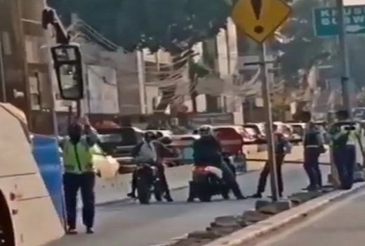 Viral, Bikers Minta Buka Palang Pintu Jalur Busway Tapi Dicuekin - GenPI.co