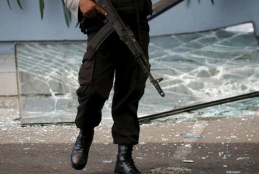 Massa Pembakar Lahan di Jambi, Hajar dan Lucuti Baju Anggota TNI - GenPI.co