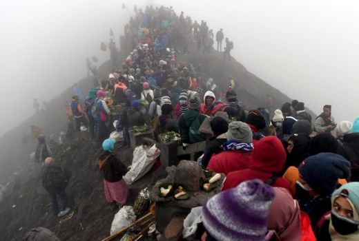 Puncak Yadnya Kasada , Ribuan Orang Penuhi Puncak Bromo - GenPI.co