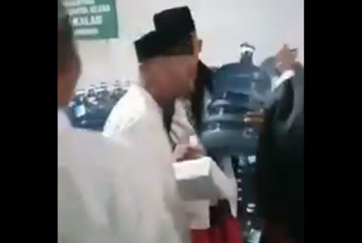 Bikin Nganga, Kelar Ngaji Jemaah Dapat Nasi Kotak dan Air Galon! - GenPI.co