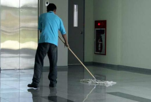 Kisah Haru Cleaning Sevice, Tetap Masuk Kerja Saat Ibunya Tiada - GenPI.co