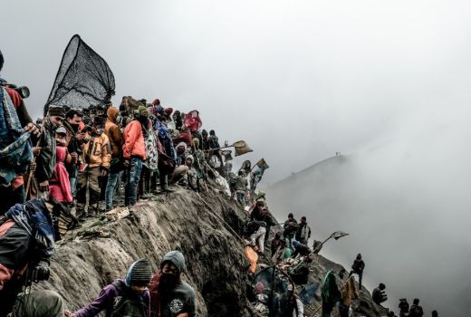 Sehari Pasca Yandya Kasada, Bromo Semburkan Abu Vulkanik - GenPI.co