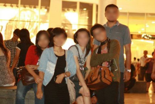 Cerita Horor : Sosok Berwajah Terbalik di Foto Reuni SMA Istriku - GenPI.co