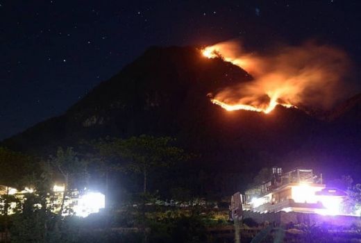 Minggu Malam, Puncak Gunung Panderman Dilalap Jago Merah - GenPI.co