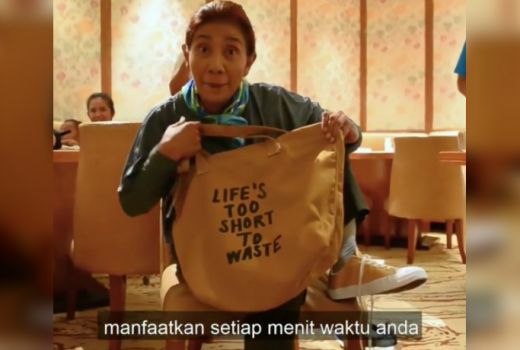 Menteri Susi Pamer Sneakers Berbahan Botol Plastik, Netter : Mau! - GenPI.co