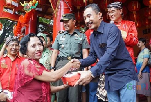 Imlek Bertabur Kebahagiaan, 2000 Kue Keranjangan Dibagikan ke Warga Pati - GenPI.co