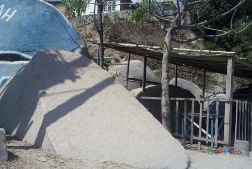 Tapak Batu Raksasa Penuh Misteri di Tepi Pantai Pohe - GenPI.co