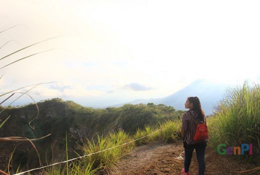 Kawah Gunung Mahawu Sajikan Pemandangan Eksotis - GenPI.co