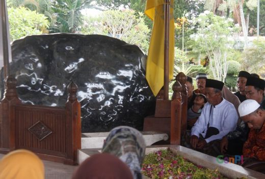 Wisata Sejarah dan Religi di Makam Bung Karno Blitar - GenPI.co