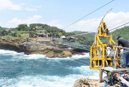 Begini Sensasi Wisata Ekstrem di Pantai Timang - GenPI.co