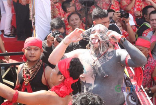 Tatung Bule ini jadi Magnet di Cap Go Meh Singkawang - GenPI.co
