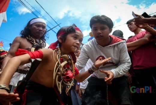 Begini Ekspresi Tatung Cilik Kerasukan Roh Leluhur - GenPI.co