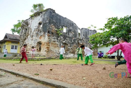 Keceriaan Anak Pulau Penyengat Bermain Gasing - GenPI.co