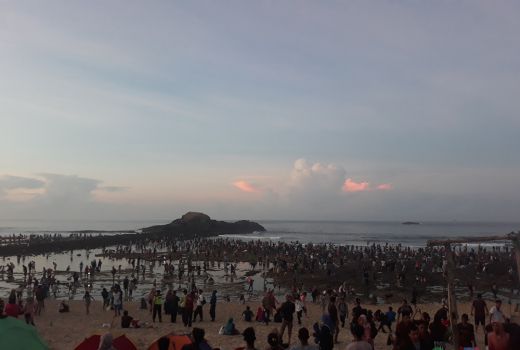 Melihat Antusiasme Warga NTB Dalam Tradisi Bau Nyale - GenPI.co
